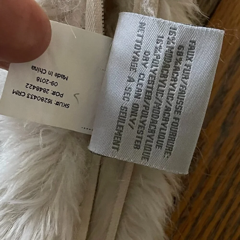 RESTORATION faux fur zippered pillow case/20.25